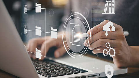 Eine Person verwendet einen Stift auf einem Laptop, über den digitale Symbole für Ordner, Dateien, Cloud-Uploads und Sicherheit eingeblendet sind, die die Dateiverwaltung und Datensicherheit auf einem Computer darstellen.