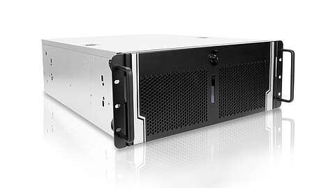 Ein schwarz-silbernes Server-Rack mit Gitterfront, Griffen an beiden Seiten und einer abschließbaren Tür, das auf einer reflektierenden weißen Fläche steht.