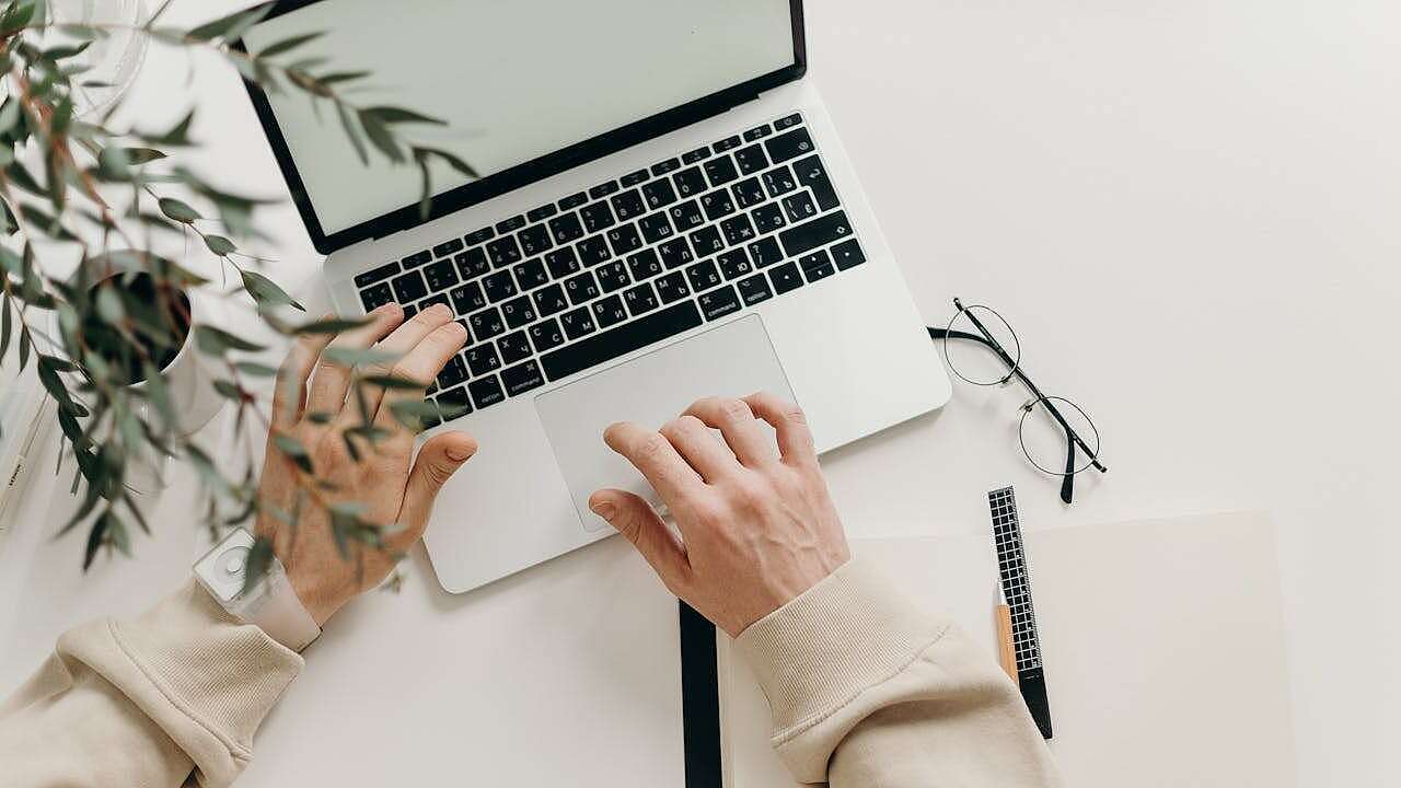 Mehr Produktivität durch CPO Eine Person sitzt über einen Laptop gebeugt