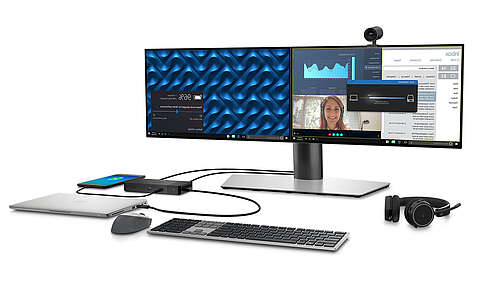 Zubehör von Dell Technologies Eine schwarze kabellose Tastatur, eine schwarze kabellose Maus, ein kabelloses Headset mit Mikrofon, eine tragbare externe Festplatte mit Kabel und mehrere USB-Adapter, angeordnet auf einem weißen Hintergrund.