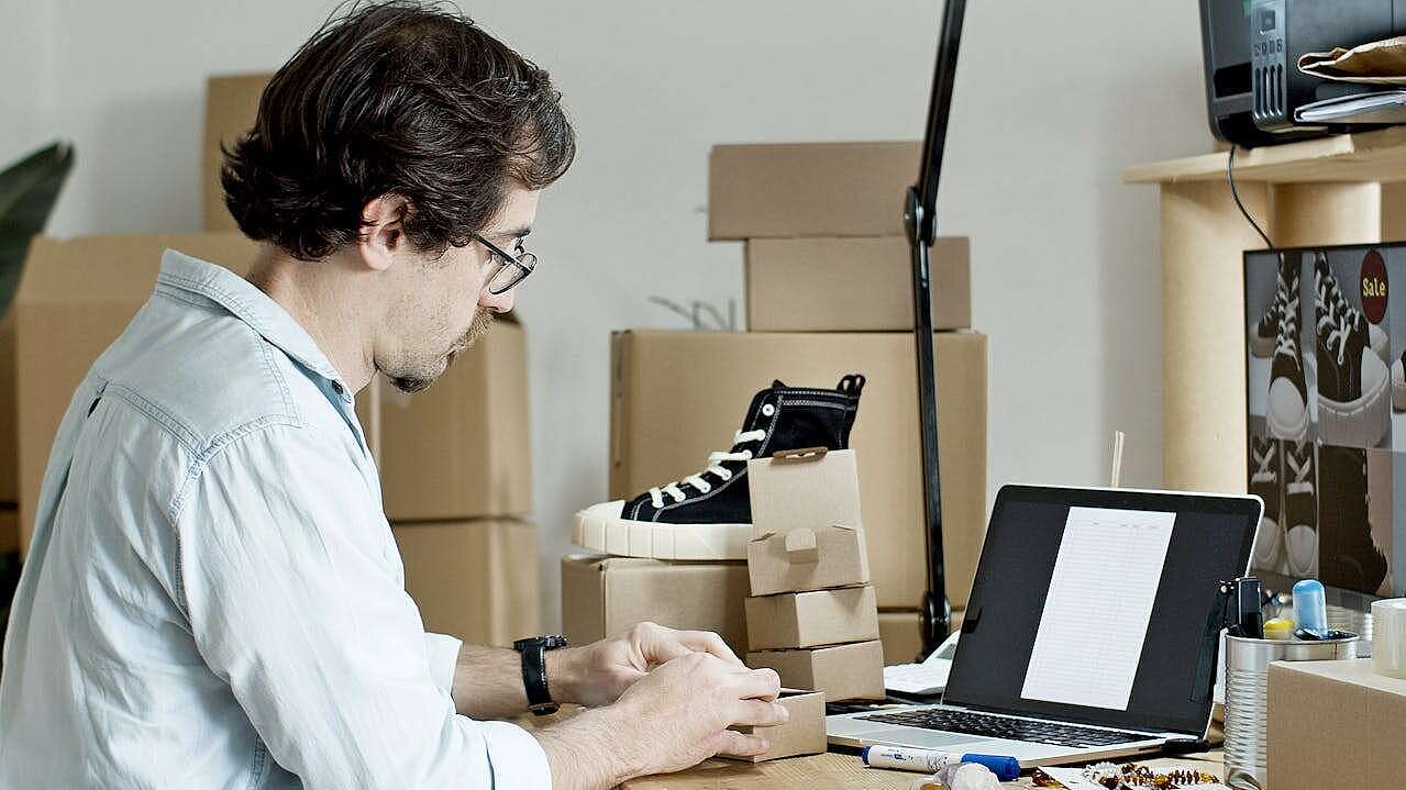 Breites Produktportolio Ein Mann sitzt an seinem Arbeitsplatz und testet Hardware, umgeben von Kartons