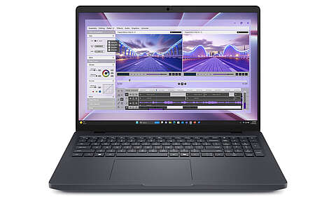 Dell Pro Max 16 Auf einer weißen Fläche steht ein geöffneter schwarzer Laptop, auf dessen Bildschirm eine Videobearbeitungssoftware mit Aufnahmen einer Brücke sowie verschiedenen sichtbaren Bearbeitungswerkzeugen und Zeitleisten angezeigt wird.