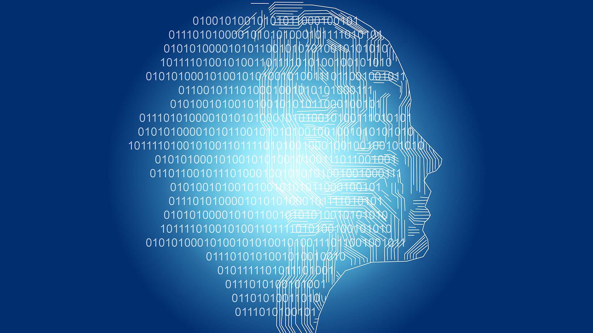 Digitale Illustration eines menschlichen Kopfes, der aus binären Zahlen und Schaltkreismustern besteht, auf einem blauen Hintergrund
